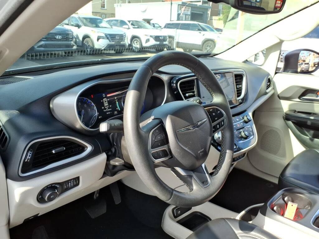 Used 2023 Chrysler Pacifica Touring-L FWD image 7