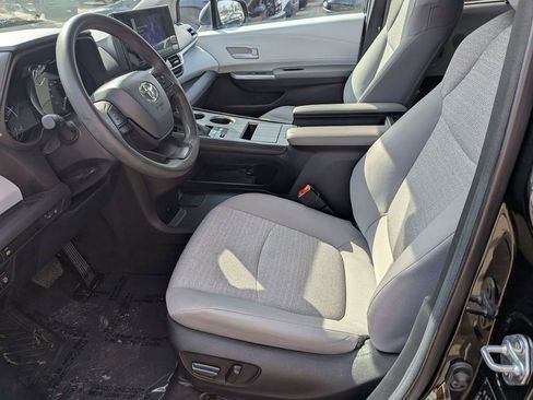 Used 2025 Toyota Sienna LE image 22