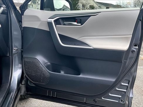 Used 2019 Toyota RAV4 XLE Premium image 23