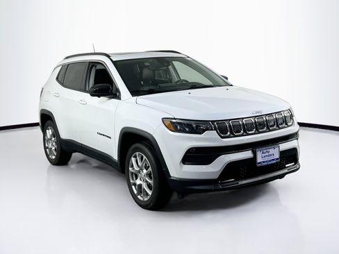 Used 2022 Jeep Compass Latitude w/ Sun and Sound Group AWD/4WD image 3