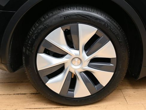 Used 2023 Tesla Model Y Long Range AWD/4WD image 41