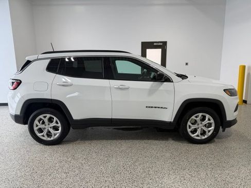 Used 2024 Jeep Compass Latitude w/ Convenience Group AWD/4WD image 33