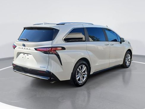 Used 2025 Toyota Sienna Limited image 3