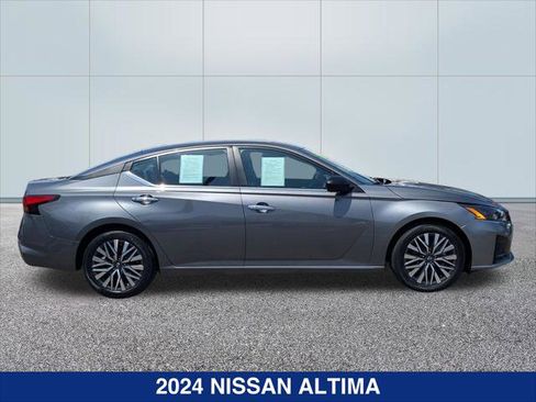 Used 2024 Nissan Altima 2.5 SV FWD image 6