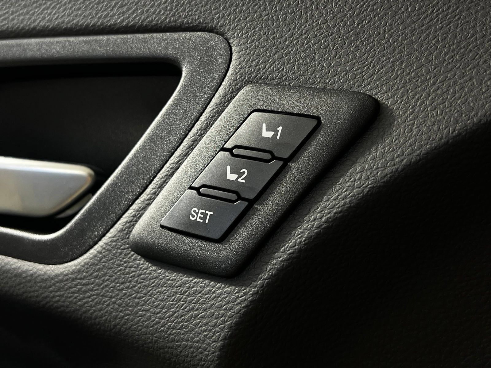 Used 2026 Toyota Sienna Limited FWD image 15