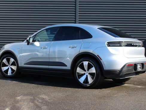 Used 2024 Porsche Macan 4 Electric image 3