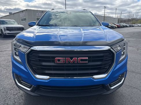 Used 2024 GMC Terrain SLE w/ Driver Convenience Package image 2