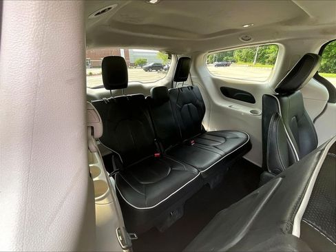 Used 2022 Chrysler Pacifica Limited FWD image 16