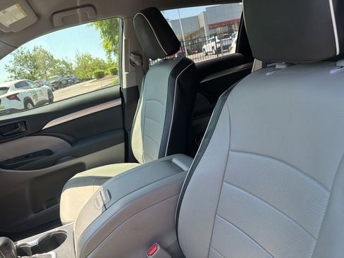 Used 2019 Toyota Highlander LE FWD image 9