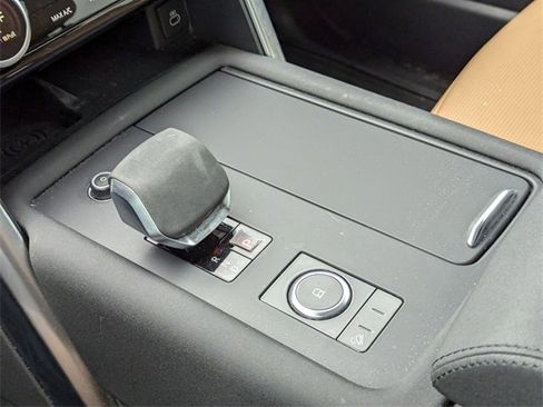 Certified 2024 Land Rover Discovery Dynamic SE image 9