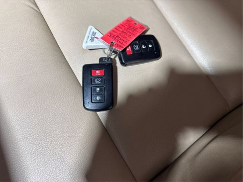 Used 2015 Toyota RAV4 Limited AWD/4WD image 28
