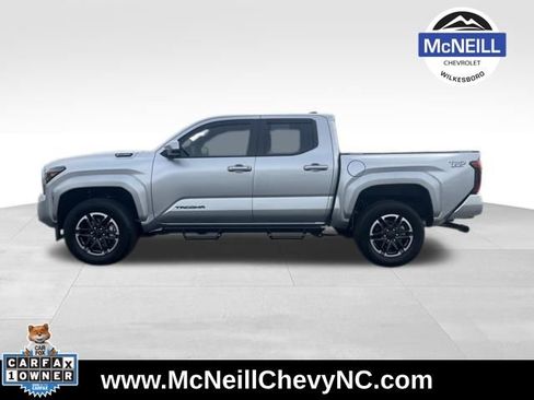 Used 2025 Toyota Tacoma TRD Sport AWD/4WD image 5