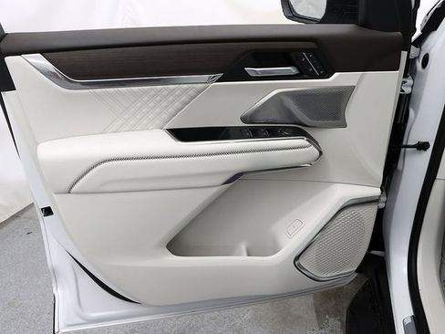 Certified 2024 GMC Acadia Denali w/ Super Cruise Package image 24