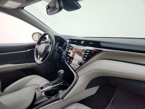 Used 2020 Toyota Camry SE w/ Sunroof Package image 24