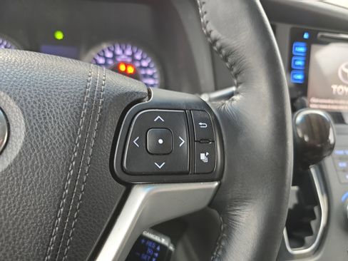 Used 2015 Toyota Sienna XLE image 19