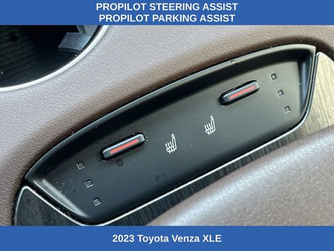 Used 2023 Toyota Venza XLE image 10
