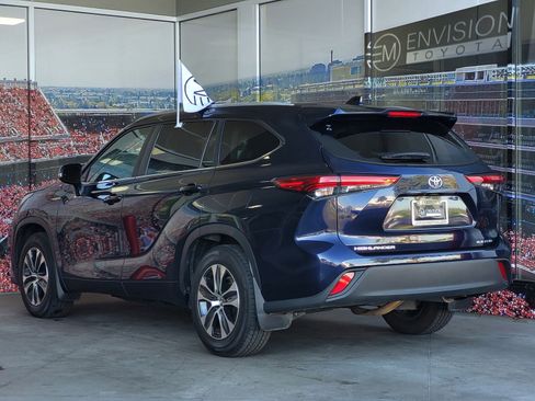 Certified 2023 Toyota Highlander XLE image 6