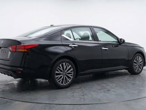 Used 2025 Nissan Altima 2.5 SV FWD image 9