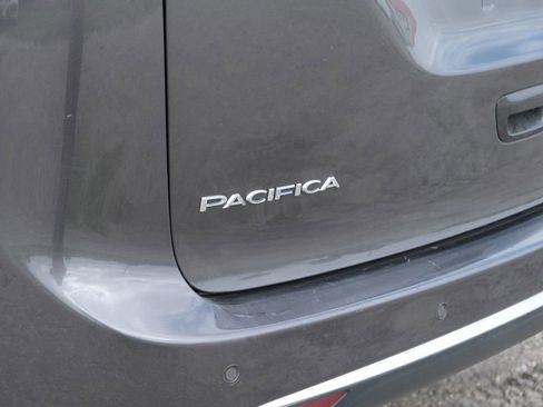 Used 2023 Chrysler Pacifica Touring-L image 40