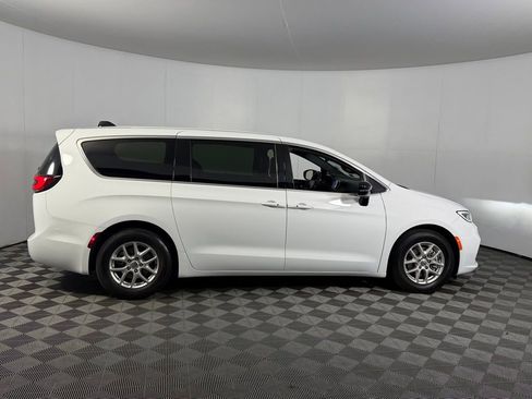 Used 2025 Chrysler Pacifica Select FWD image 5