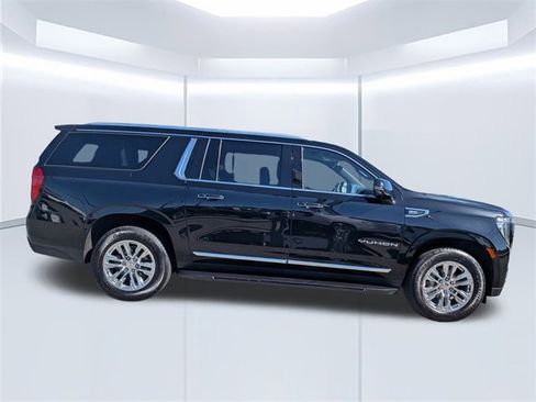 Used 2022 GMC Yukon XL SLT w/ SLT Luxury Package image 3