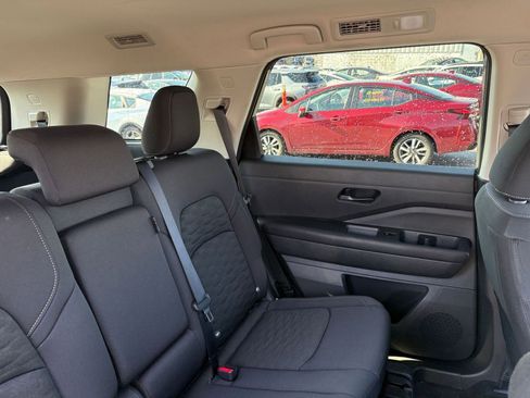 Used 2025 Nissan Pathfinder SV image 40