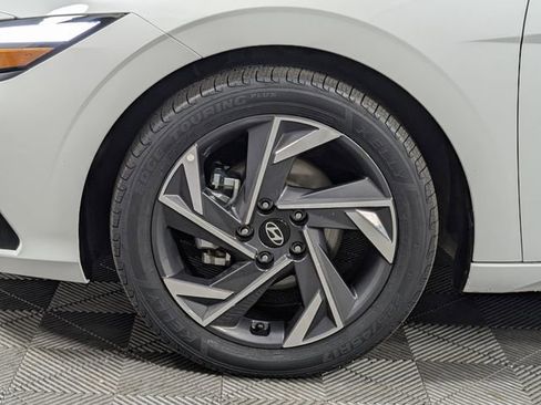 Used 2025 Hyundai Elantra SEL image 4
