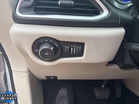Used 2024 Chrysler Pacifica Touring-L FWD image 14