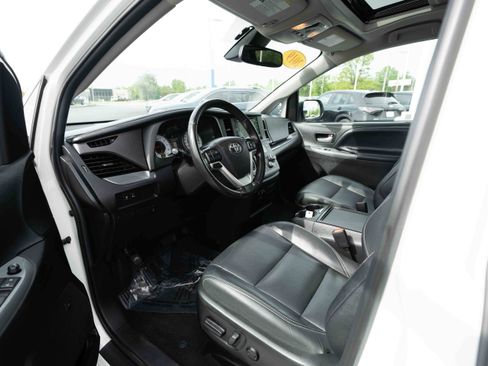 Used 2019 Toyota Sienna SE w/ SE Preferred Package AWD/4WD image 8