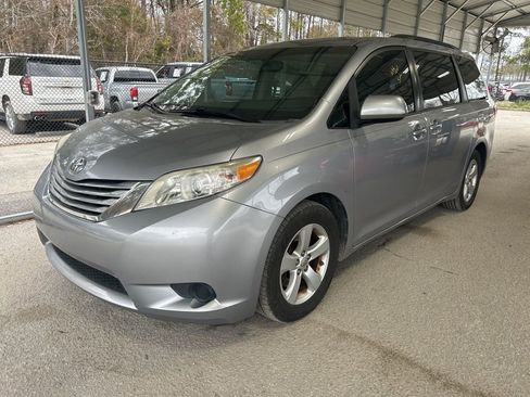 Used 2017 Toyota Sienna LE image 2