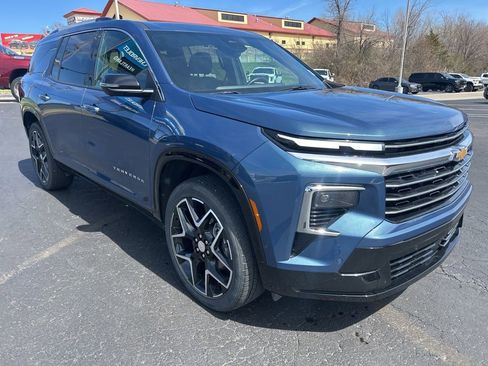 Used 2025 Chevrolet Traverse High Country image 3