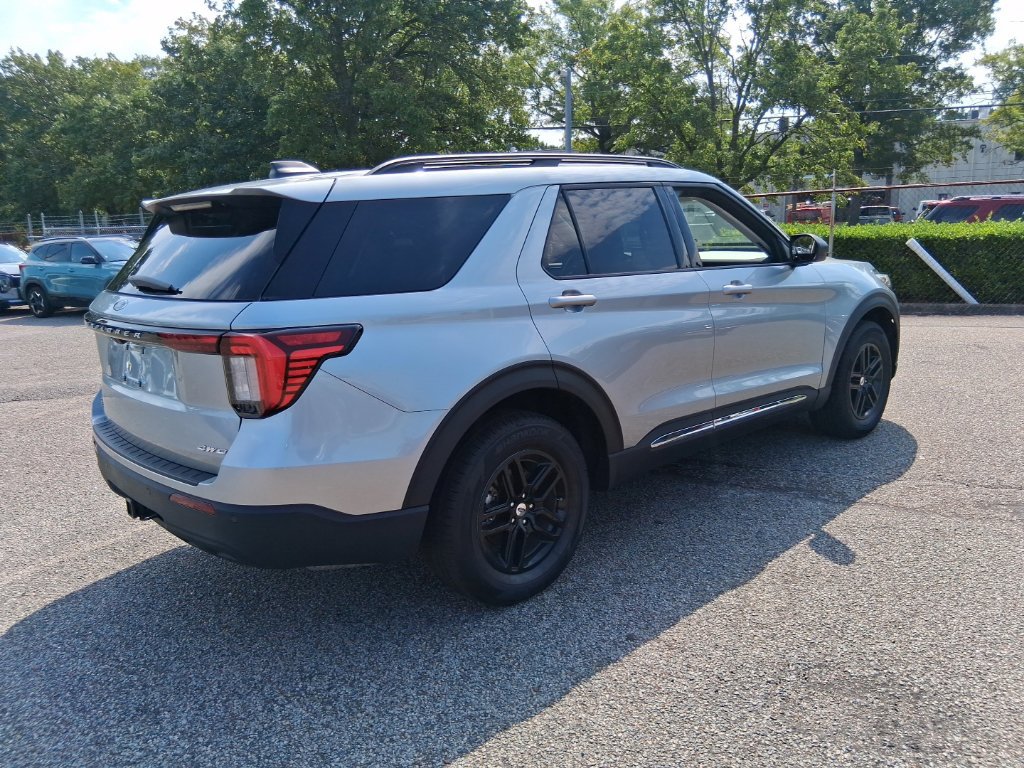 Used 2025 Ford Explorer Active AWD/4WD image 5