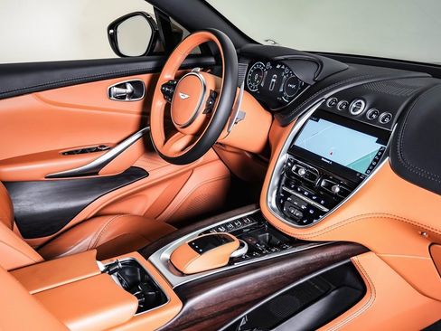 Used 2023 Aston Martin DBX image 15