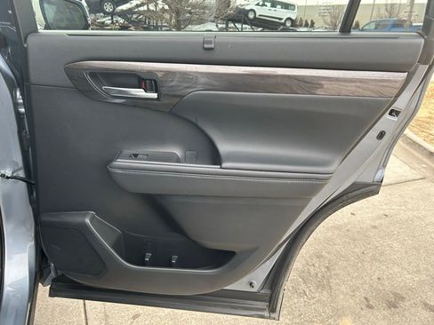 Used 2021 Toyota Highlander Platinum image 28