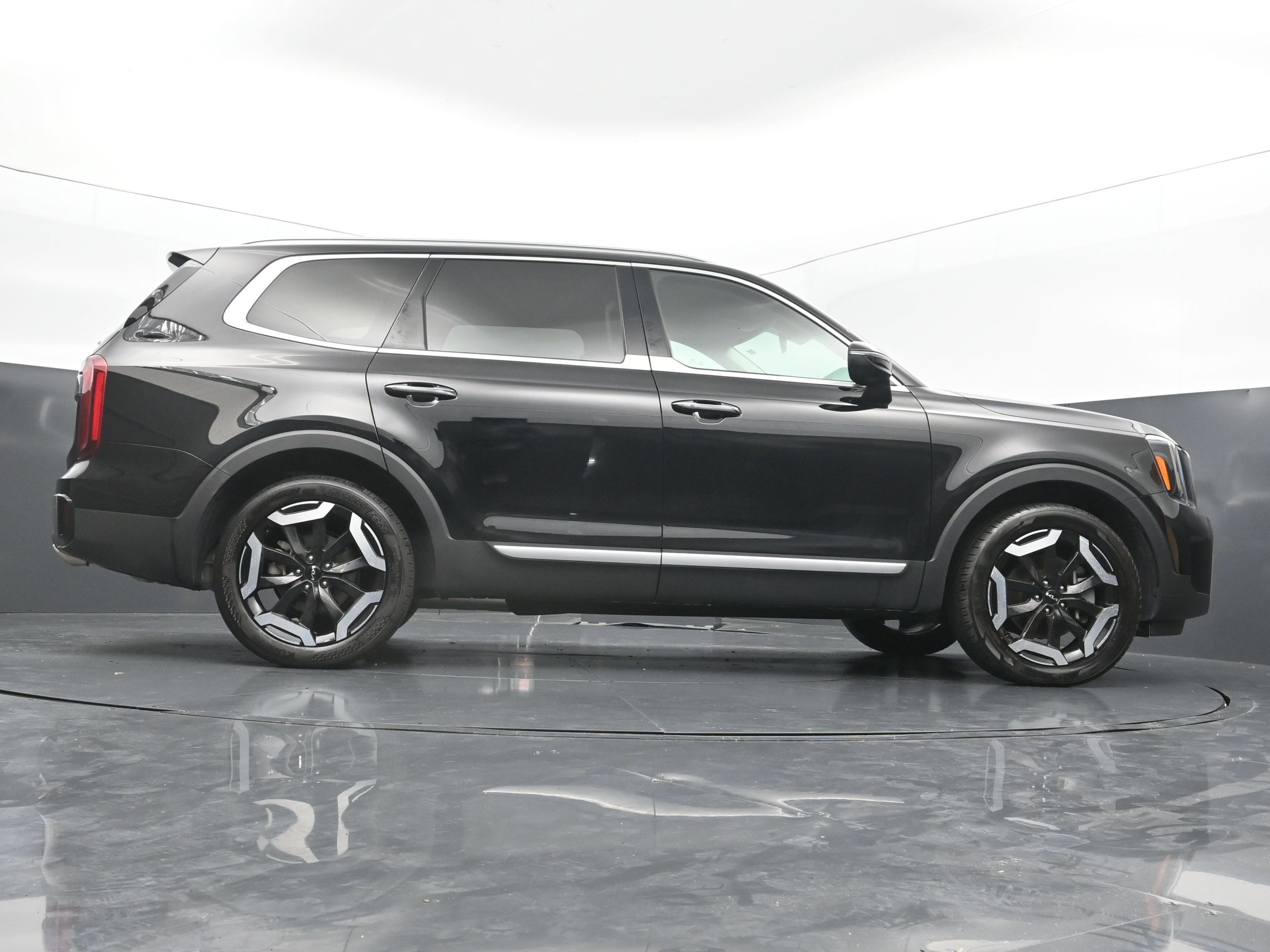 Used 2025 Kia Telluride S FWD image 39