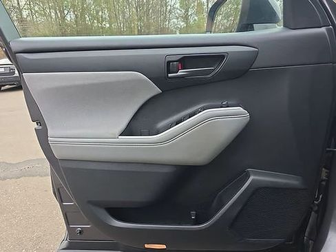 Used 2021 Toyota Highlander L image 46