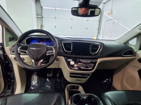 Used 2020 Chrysler Pacifica Touring-L Plus w/ Advanced Safetytec Group image 22