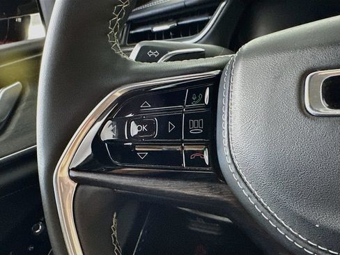 Used 2022 Jeep Grand Cherokee Overland AWD/4WD image 23