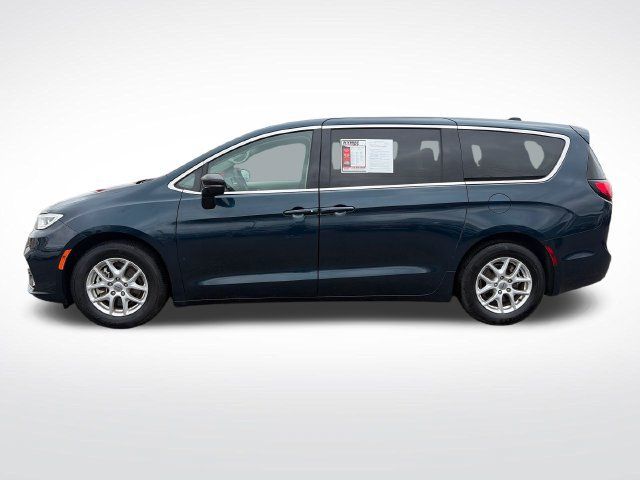Used 2024 Chrysler Pacifica Touring-L FWD image 3