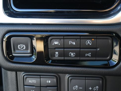 Used 2025 GMC Yukon XL Denali AWD/4WD image 30