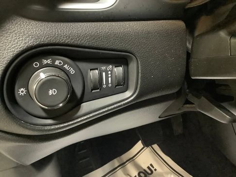 Certified 2020 Jeep Renegade Latitude w/ Cold Weather Group AWD/4WD image 18
