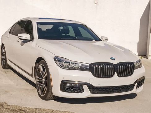 Used 2018 BMW 740i image 3