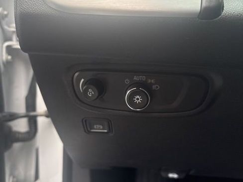 Used 2021 GMC Terrain SLE w/ Driver Convenience Package image 4