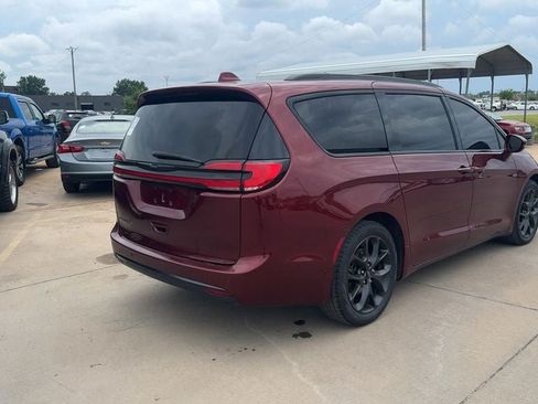 Used 2021 Chrysler Pacifica Touring w/ S Appearance Package FWD image 3