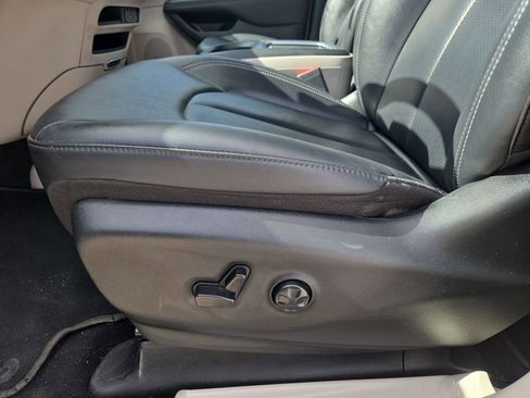 Used 2024 Chrysler Pacifica Touring-L FWD image 17