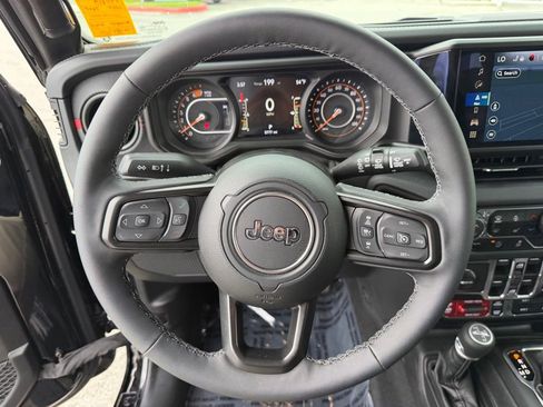Used 2025 Jeep Wrangler Unlimited Rubicon AWD/4WD image 19