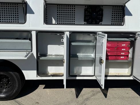 Used 2019 Freightliner Sprinter 3500 w/ Premium Package RWD image 10