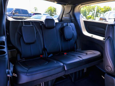 New 2027 Chrysler Pacifica Select FWD image 12