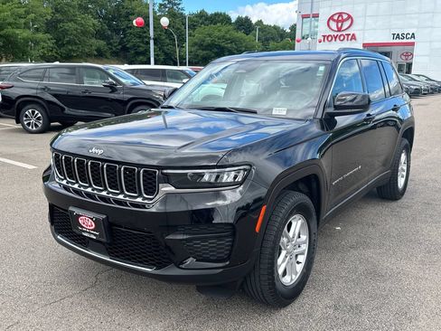 Used 2023 Jeep Grand Cherokee Laredo AWD/4WD image 3