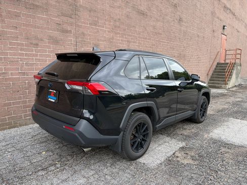 Used 2022 Toyota RAV4 LE AWD/4WD image 5